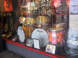 Click to view larger version. The “main” setup (2 bass drums, 3 mounted toms, 2 floor toms and a snaredrum), as well as a floor tom from the Pictures of Lily kit, is on display at the Guitar Center at the Rock Walk Museum, in Hollywood, California. Courtesy whocollection.com.