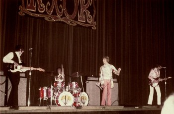 25 Aug. 1967, Kiel Opera House, St. Louis, Mo., with Fender Showman amps with 2×15 cabinets. Guitar appears to be a Rickenbacker 330, likely borrowed from the Herman’s Hermits. Photo courtesy Paula Wills, stlbook.com.