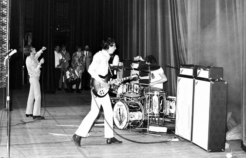 25 Aug. 1967, Kiel Opera House, St. Louis, Mo., with Fender Showman amps with 2x15 cabinets. Guitar appears to be a Rickenbacker 330, likely borrowed from the Herman’s Hermits.