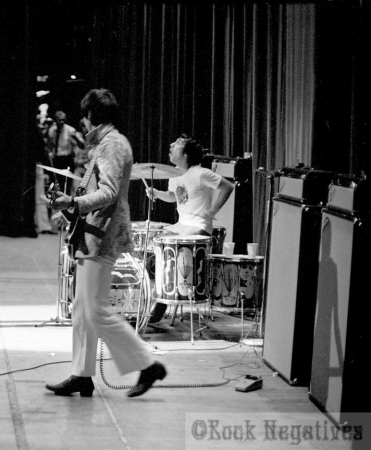 25 Aug. 1967, Kiel Opera House, St. Louis, Mo., with Fender Showman amps with 2×15 cabinets. Guitar appears to be a Rickenbacker 330, likely borrowed from the Herman’s Hermits.