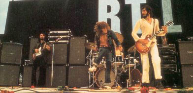 Ca. 1972, showing the Sunn rig, with one Sunn Coliseum Bass (top), one Sunn Coliseum 880 (middle), and one Sunn Coliseum Lead (bottom). Bass is 1965–69 sunburst Gibson Thunderbird IV (“Non-Reverse”-style).