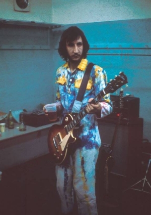 4 or 5 Dec. 1971, backstage of Denver Coliseum, backstage, with first known (presumable) use of a Les Paul Dexlue, a cherry sunburst model, with original tulip tuners. (Photo: Dan Fong via “A French Fan”)