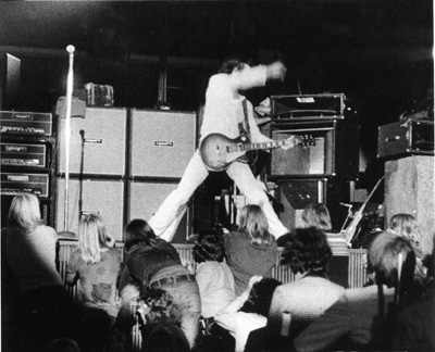 Ca. August 1972, typical stage setup of Pete’s rig, with three CP103 amps in rack unit, and four Hiwatt SE4123 4×12 cabinets.